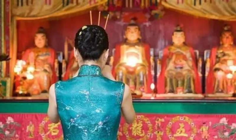拜拜燒香時「被香灰燙到手」不是意外　而是「神明想提醒你10件事」要重視