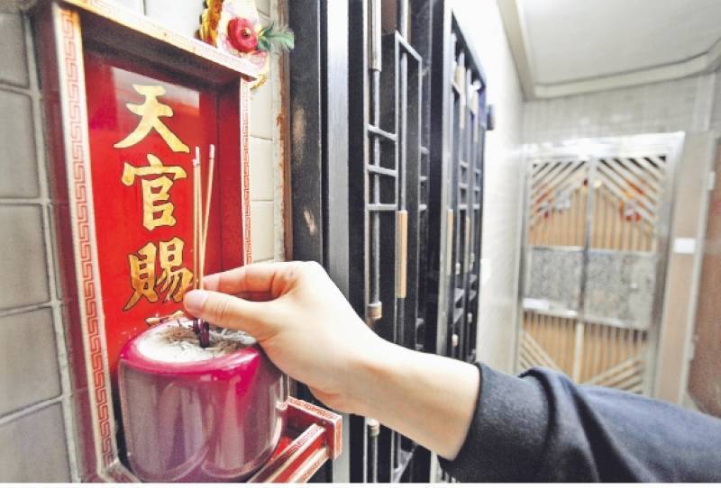 拜拜燒香時「被香灰燙到手」不是意外　而是「神明想提醒你10件事」要重視