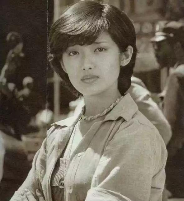 閃婚引退45年！66歲資深女星「上街買菜被目擊」樸素模樣曝光　昔清純玉女「如今成鄰居阿姨」網羨：活成人生贏家