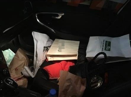 女生都這樣！正妹駕駛「羞PO副駕照」：這樣正常嗎　男網友一看「卻秒歪樓」狂喊：重點放錯了！