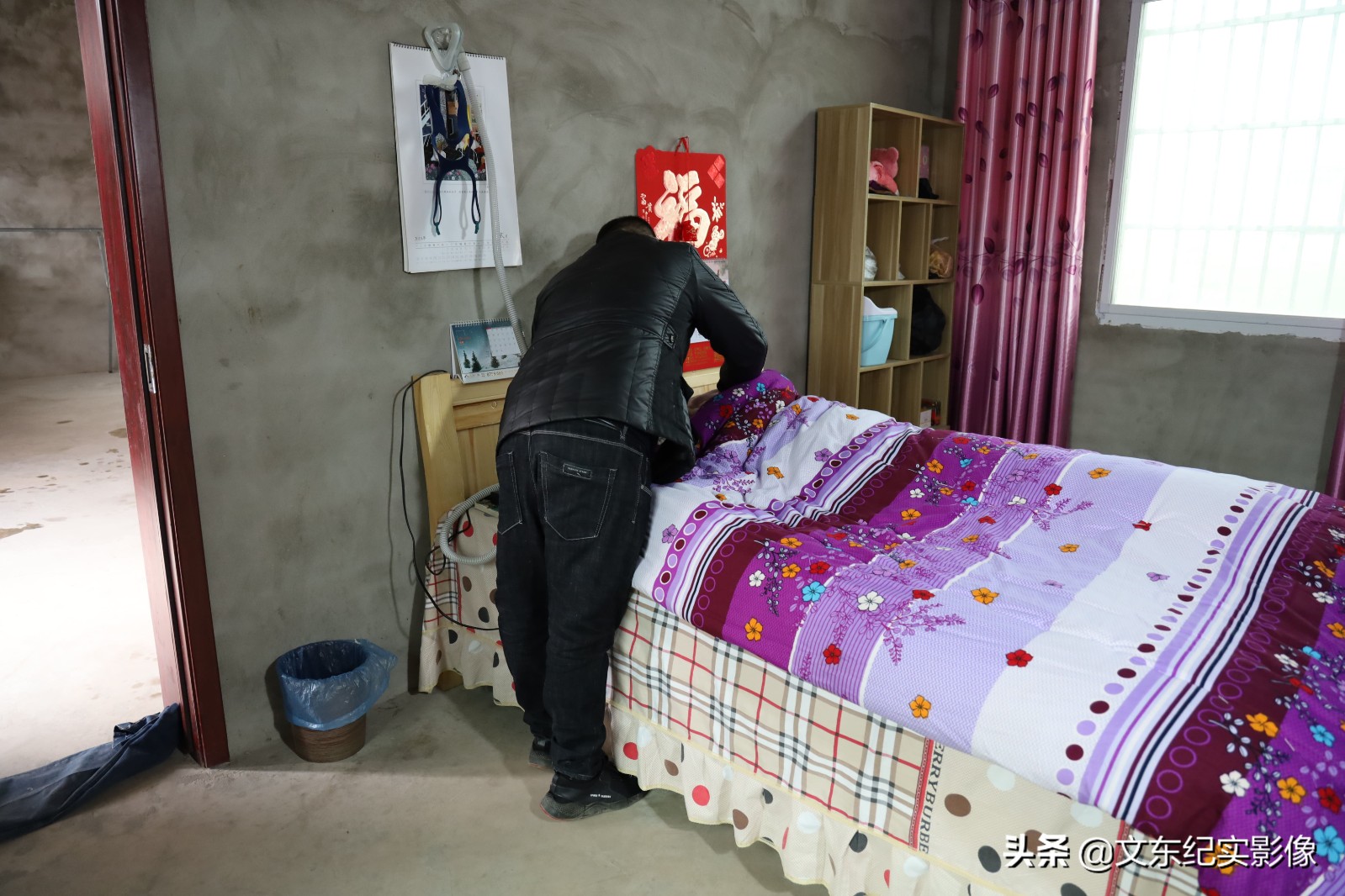 愛情最美模樣！他10年為重症妻「換3萬張尿布翻5萬次身」　從未睡好覺「辛苦卻甘之如飴」