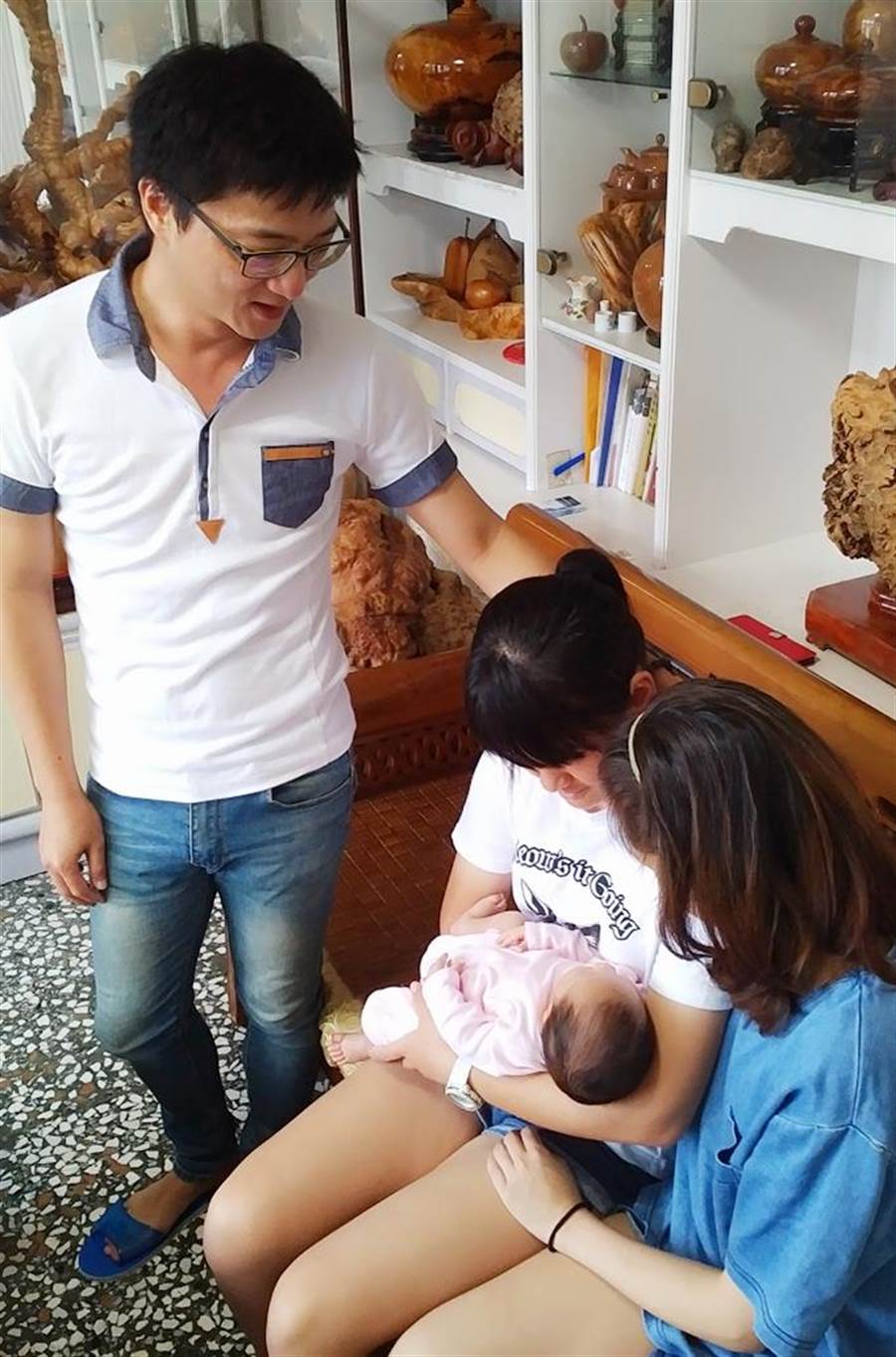 老婆比事業重要！45歲金鐘視帝「請長假為妻坐月子」　再砸50萬積蓄「送上人生最棒禮物」霸氣寵妻