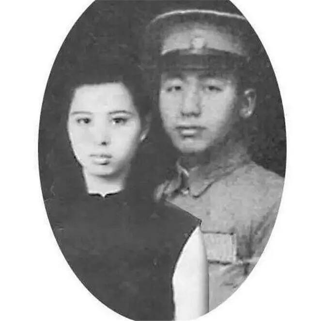 相愛2年，苦等77年！丈夫從軍「保證會回來」從此音訊全無　93歲嬤尋愛人「見到靈位聲淚俱下」盼來世團圓