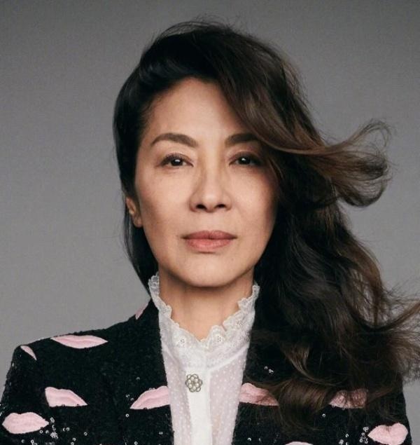 選美出身「卻不靠臉吃飯」！武打女星「59歲拍照零修圖」皺紋沒在遮　「奉行自然就是美」無懼年齡