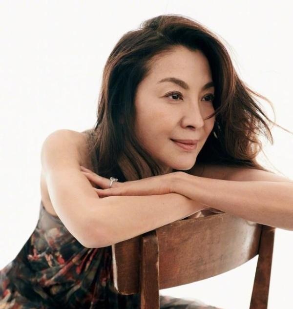 選美出身「卻不靠臉吃飯」！武打女星「59歲拍照零修圖」皺紋沒在遮　「奉行自然就是美」無懼年齡
