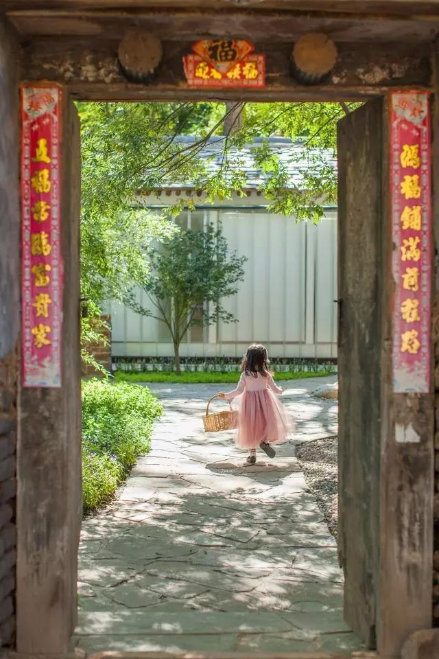 外婆離不開老家！孝順孫費時1年「重新改造百年四合院」　變身絕美別墅「庭院夜景如詩如畫」晚年生活返老還童
