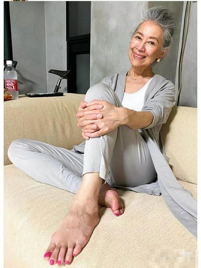 年過70也很美！奶奶擁9萬粉絲「大方曬出白髮皺紋」　氣質藏不住「穿搭時髦又優雅」網讚：心態超年輕