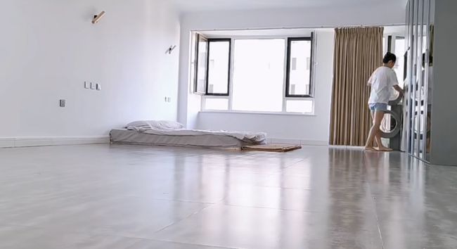 愛上零物慾！購物狂挑戰「極簡主義生活」全屋僅6件傢具　「絕不囤積物品」生活變得更清爽