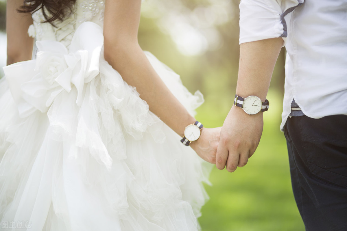 姐姐結婚！「弟弟獨坐一桌」背影好孤單　知情人揭露「這是老習俗」：不能有人陪吃