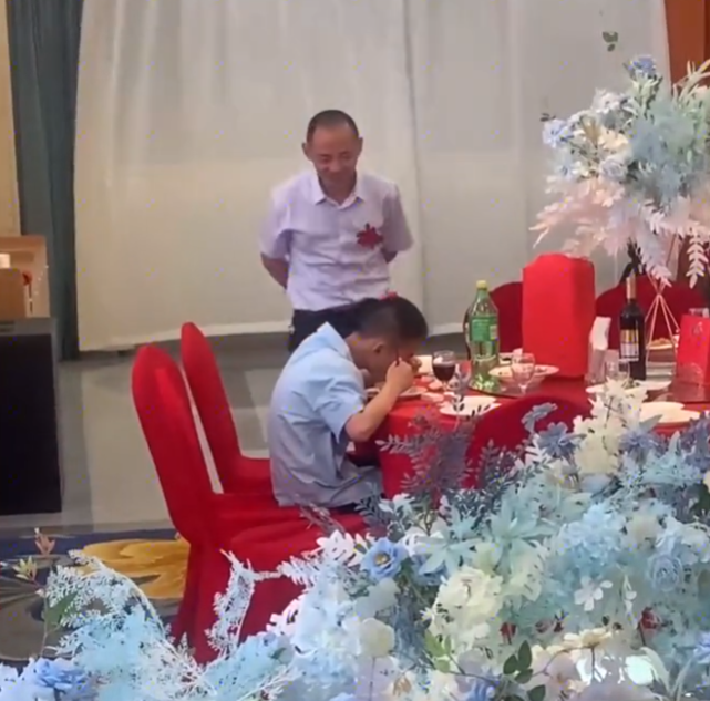 姐姐結婚！「弟弟獨坐一桌」背影好孤單　知情人揭露「這是老習俗」：不能有人陪吃
