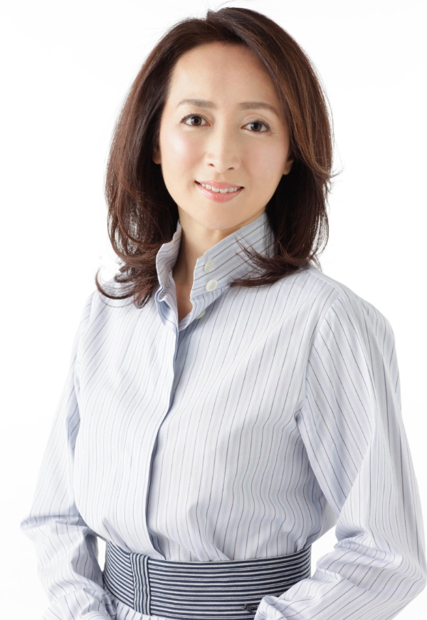 拒絕再染黑髮！53歲女主播「頂一頭絕美銀髮」爆紅全國　「鬆口下定決心契機」意外開啟第二人生
