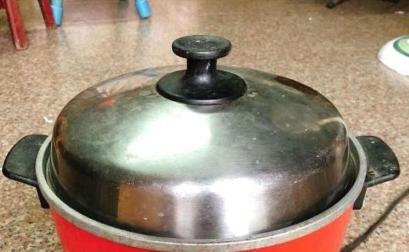 電鍋有內蓋？人妻煮飯「被尪碎唸都沒蓋」求真正用法　婆媽力挺「40年沒用過」：第一次聽說