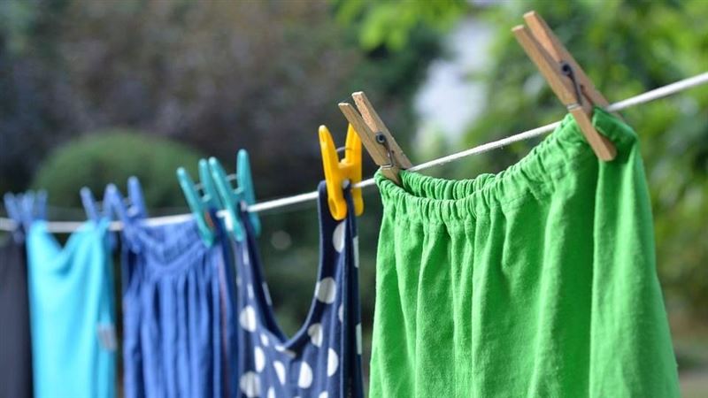 晾室外很髒！女大生問「衣服曬室內不好嗎」引正反論戰　網友「直指3大缺點」：健康會出問題