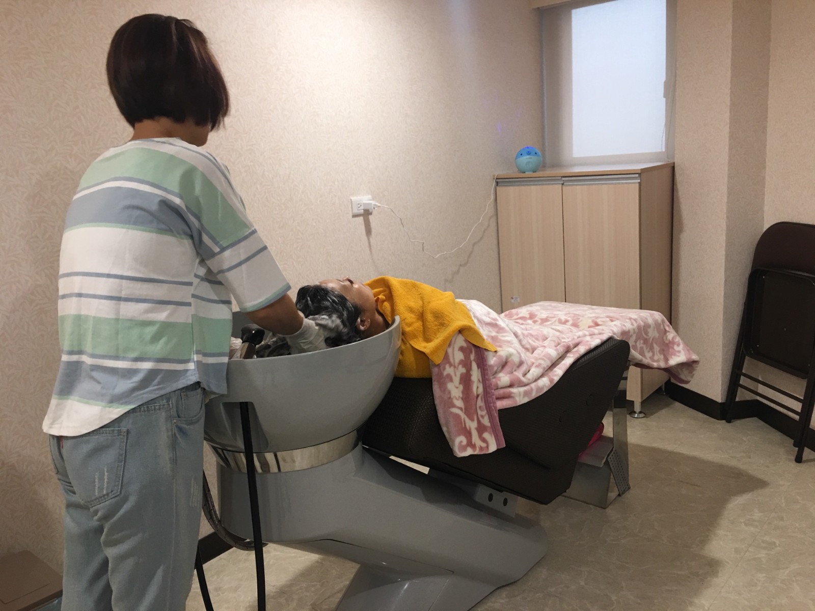媳婦坐月子氣哭！婆婆趁不注意「一刀剪光及腰長髮」嗆她不孝　老公嘆「她想拿奶瓶砸我媽」：我該怎麼辦