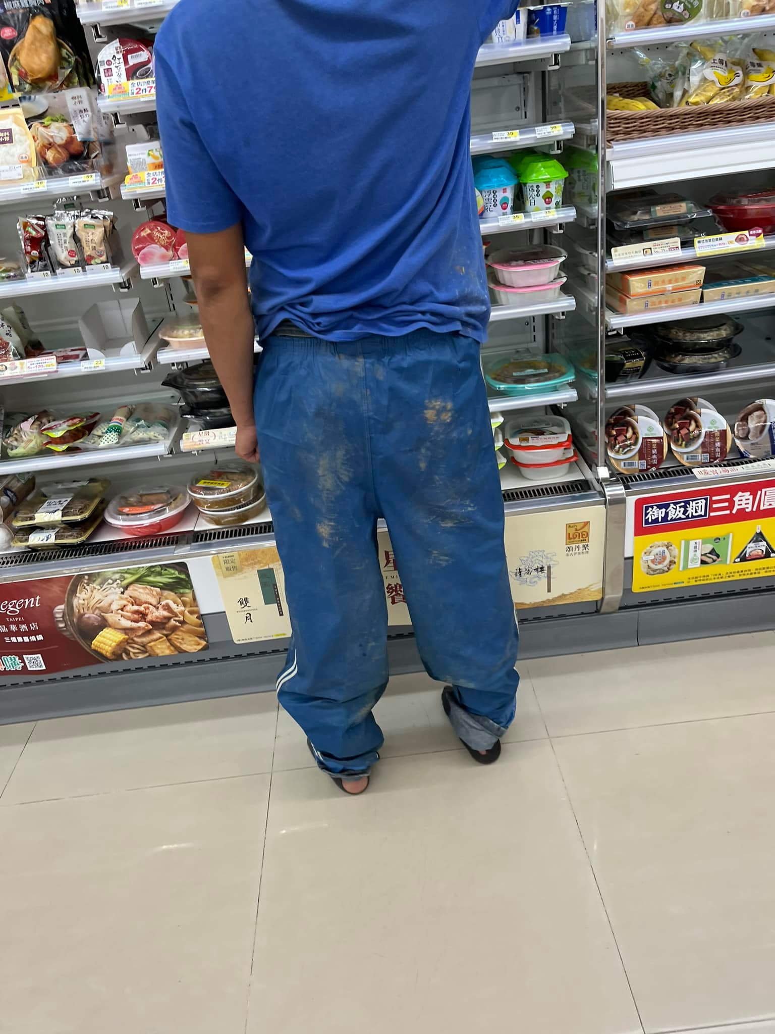 買東西不穿鞋？他發現「客人穿破襪逛超商」好困惑　結帳後「走到超商門口秒感動」5萬人讚：值得敬佩