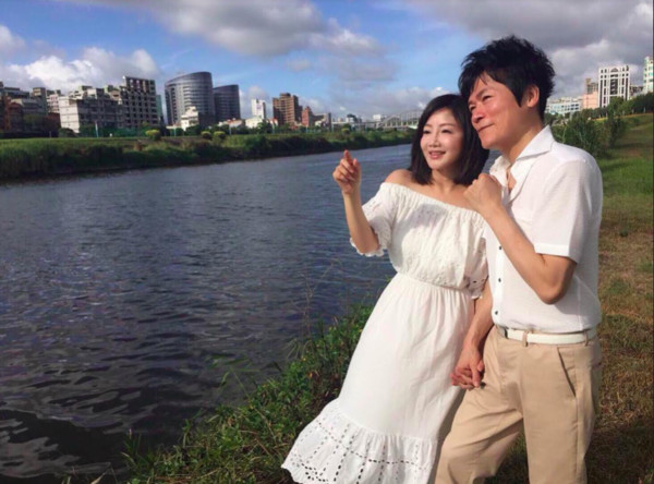 老夫少妻婚姻有代溝？洪榮宏愛妻「驚曝年齡真相」認了不是嫩妻　「結婚不到1年就大吵」謝尪暖舉包容