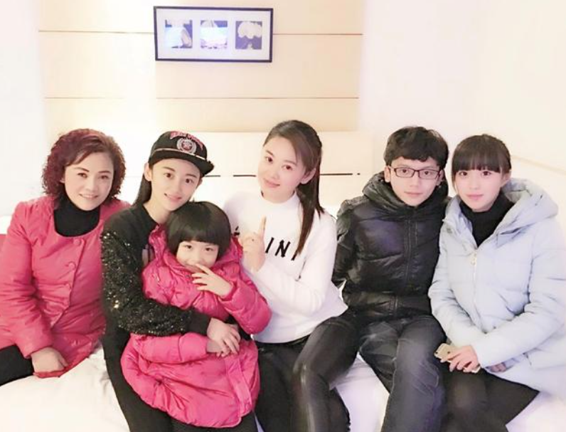 一人養全家8口！她18歲輟學演戲「替父母還債」幫弟弟買房　患癌後卻「無人照顧」26歲香消玉損