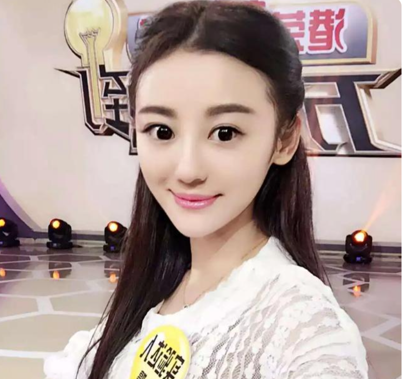 一人養全家8口！她18歲輟學演戲「替父母還債」幫弟弟買房　患癌後卻「無人照顧」26歲香消玉損