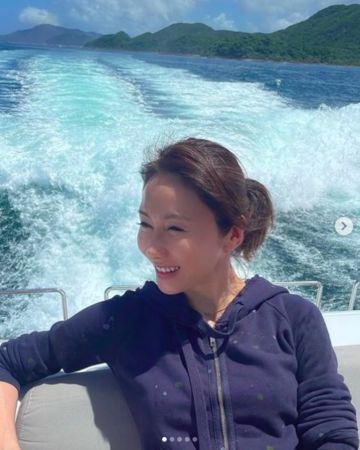 已經50歲了？女星無懼「真面目示人」絕美素顏出鏡　被富商尪寵愛13年「笑得像少女」