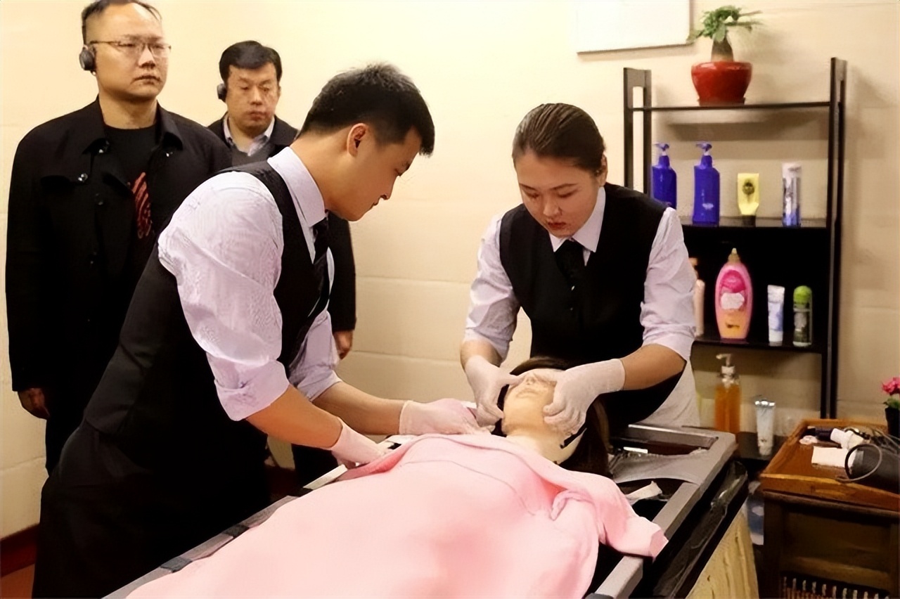 千萬不要盲目「用手觸摸逝者身體」！入殮師給出忠告：「與恐懼無關」就算是最親的人也不行