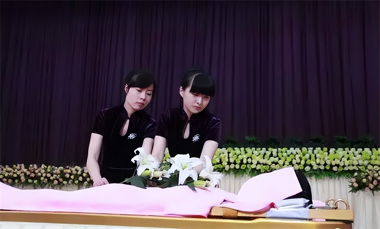 千萬不要盲目「用手觸摸逝者身體」！入殮師給出忠告：「與恐懼無關」就算是最親的人也不行