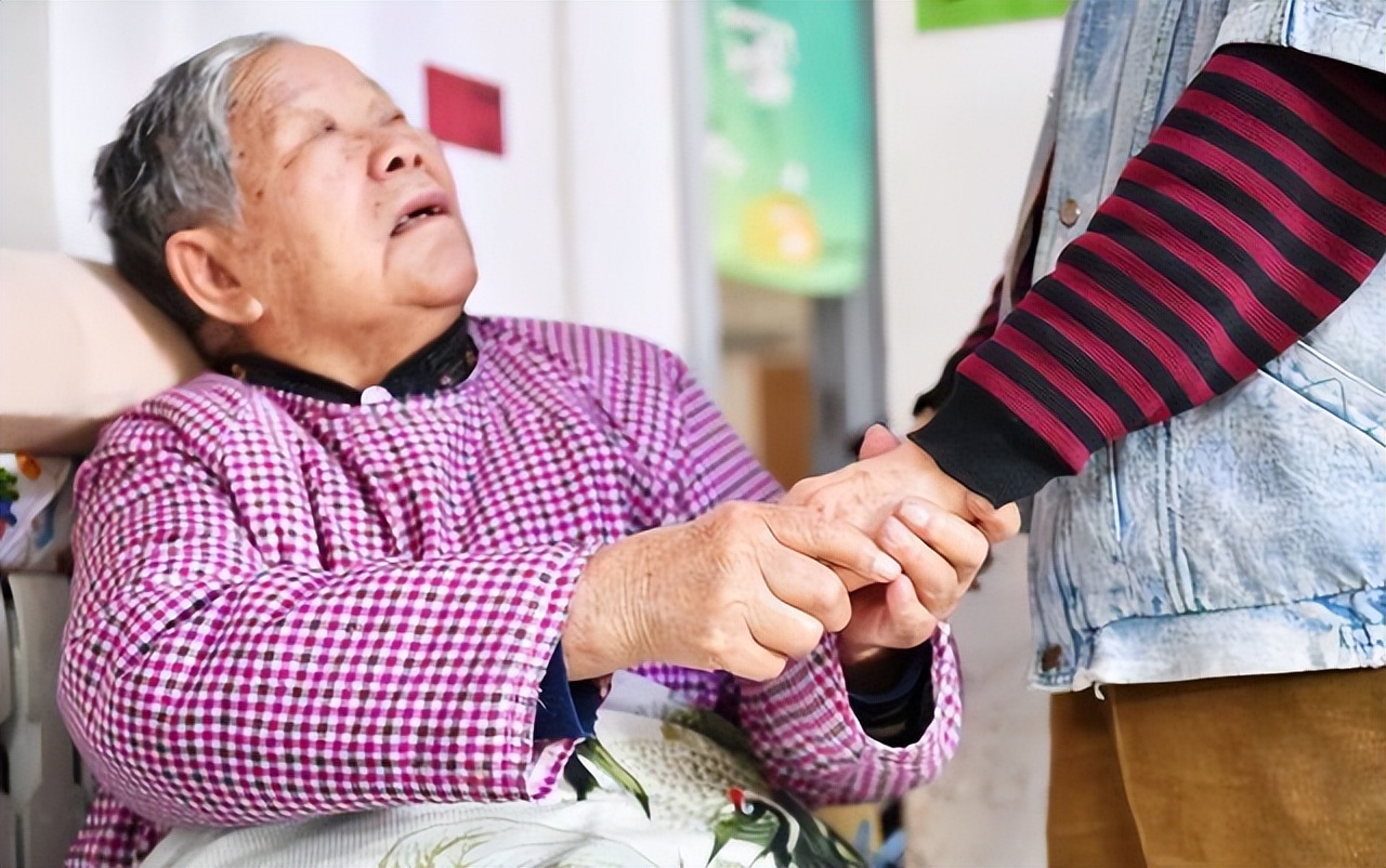 4兄弟搶著「贍養9旬老母」！日期沒到嫂子去弟弟家「偷」母親　被抓包後「雙方理論畫面」感動全網