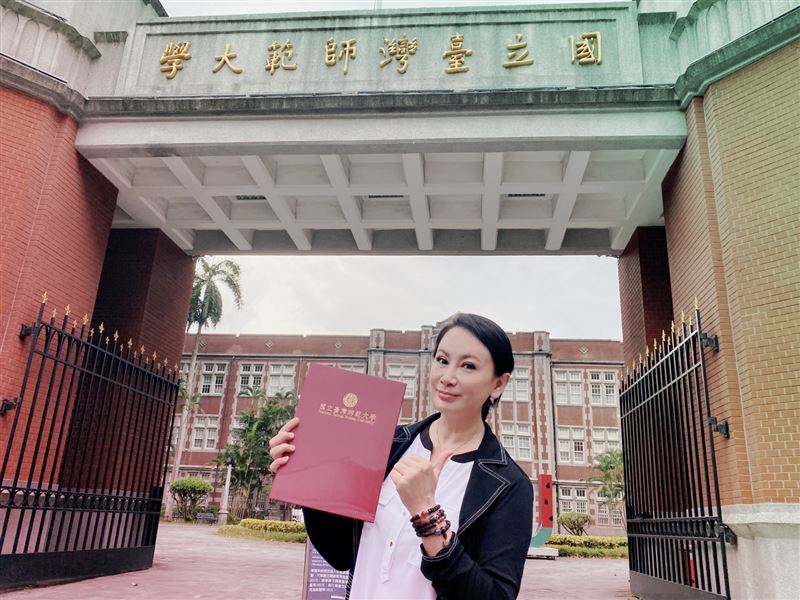 感動萬分！陳亞蘭「台師大碩士畢業」獲傑出學生肯定　求學「一口氣接2部大戲」連恩師都讚：好不容易