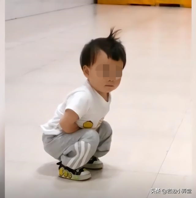 35歲母出意外離開！1歲女娃蹲在「火化大廳」懵懂看著母被送進去　「不哭也不鬧」：等媽媽出來抱我