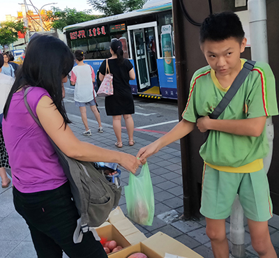 孝心爆紅！半盲國中生「替全盲母賣水果」突意識模糊　遭宣判「一輩子得躺醫院」仍堅持不拿捐款