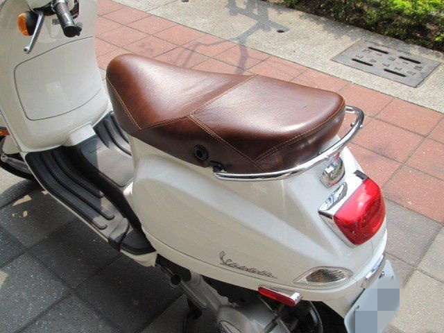 屁股好燙！夏天「機車坐墊超吸熱」他疑惑：為什麼都選黑的　內行揭「30年前流行彩色」背後2真相