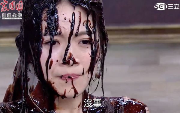 全身被淋巧克力醬！《一家團圓》趙霏霏「2歲後沒見過媽」靠姑姑養大　嘆戶頭剩百元「仍咬牙堅持演戲夢」