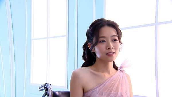 全身被淋巧克力醬！《一家團圓》趙霏霏「2歲後沒見過媽」靠姑姑養大　嘆戶頭剩百元「仍咬牙堅持演戲夢」