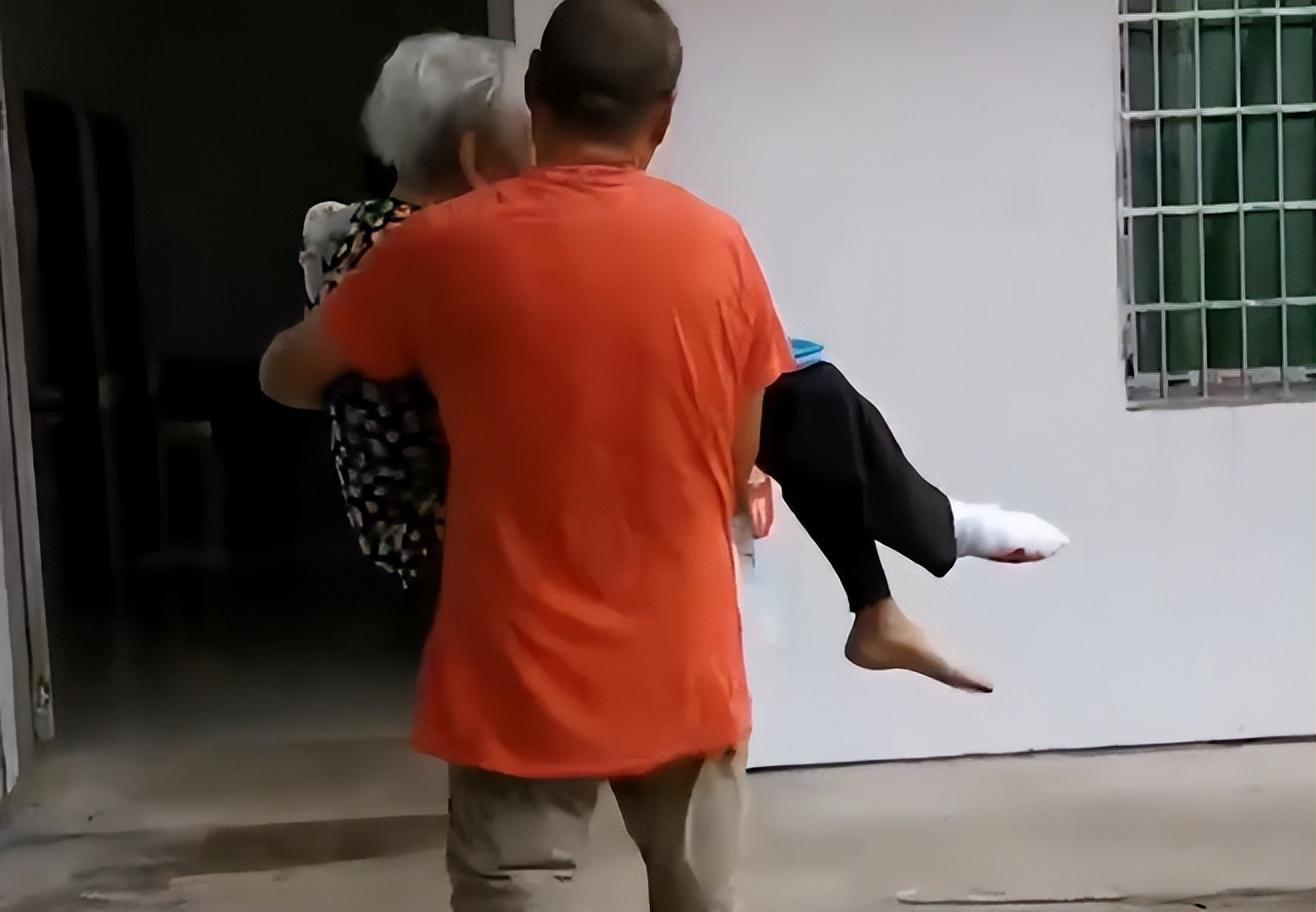 孝暖人心！52歲兒子「帶101歲母親就醫」全程溫柔抱懷裡　候診時「聽到媽媽一句話」他當場淚崩