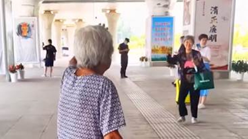最美一幕！104歲媽媽車站「接77歲女兒回家」　女兒一路小跑「笑得像個孩子」網羨慕：世上最幸福