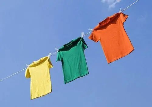 洗好的衣服到底要「正面曬還是翻反面曬」？專家解析「一關鍵判別」很多主婦也做錯：難怪衣服容易褪色