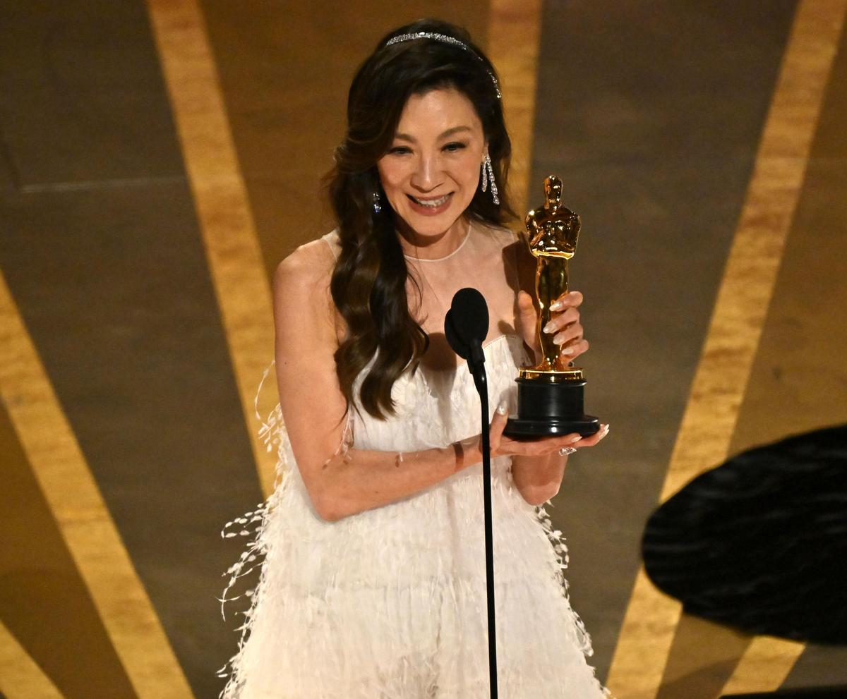 女打仔登巔峰！楊紫瓊奪奧斯卡「首位華人影后」創紀錄　「手握小金人」激動向全世界喊話：花40年做到了
