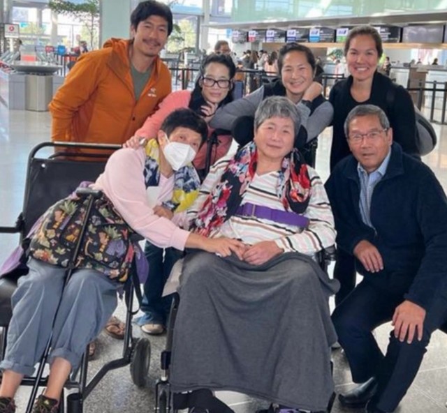 坐輪椅現身！一代俠女「早年舊疾纏身」4兒女飛國外盡孝　開心升格嬤「曝半退休生活」抱混血寶寶