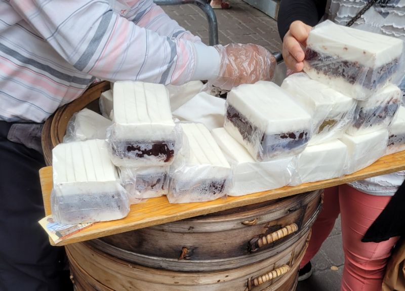 小時候的味道！他巧遇阿伯「賣古早味點心」驚喊：阿嬤都會買　勾網友回憶嘆「現在越來越少了」
