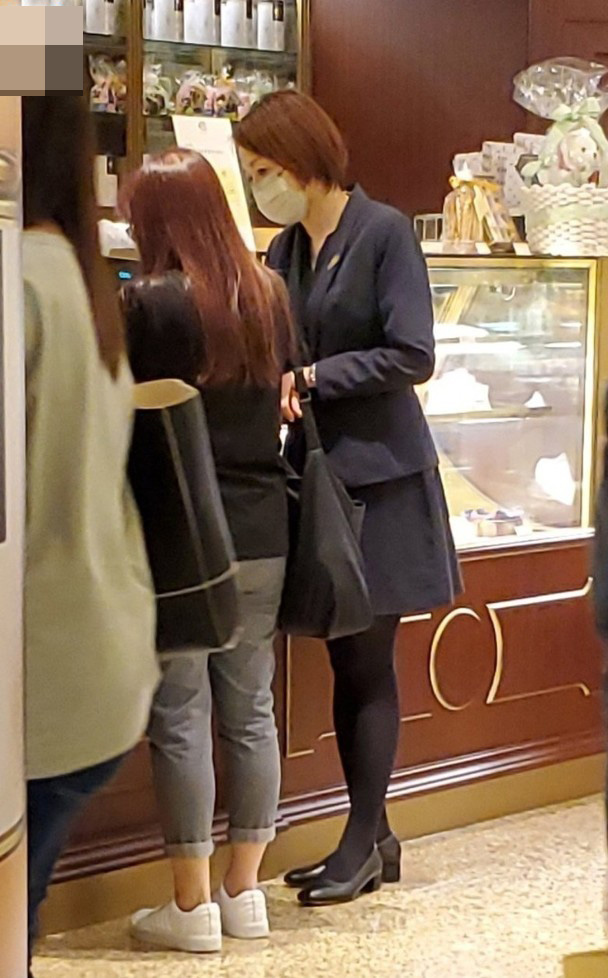 45歲知名女星麵包店打工！每天「站著接待顧客」忙到天黑才收工　網友力挺：自食其力不丟人