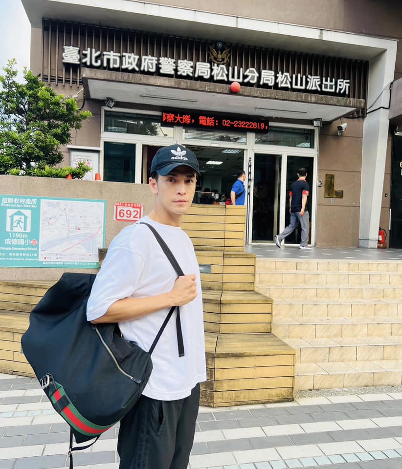 曬愛車照惹議！GINO「違停人行道」遭砲轟不良示範　隔天主動「上警局檢舉自己」：我做錯了
