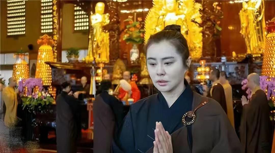 曾紅遍亞洲！咖啡廳偶遇「資深女星樸素穿搭」　「56歲未婚未育」不掩飾歲月痕跡