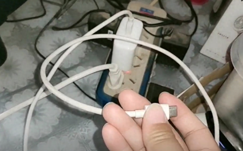 抄電錶員偷偷提醒我：家中「5個電器」，記得拔插頭，能省千元電費