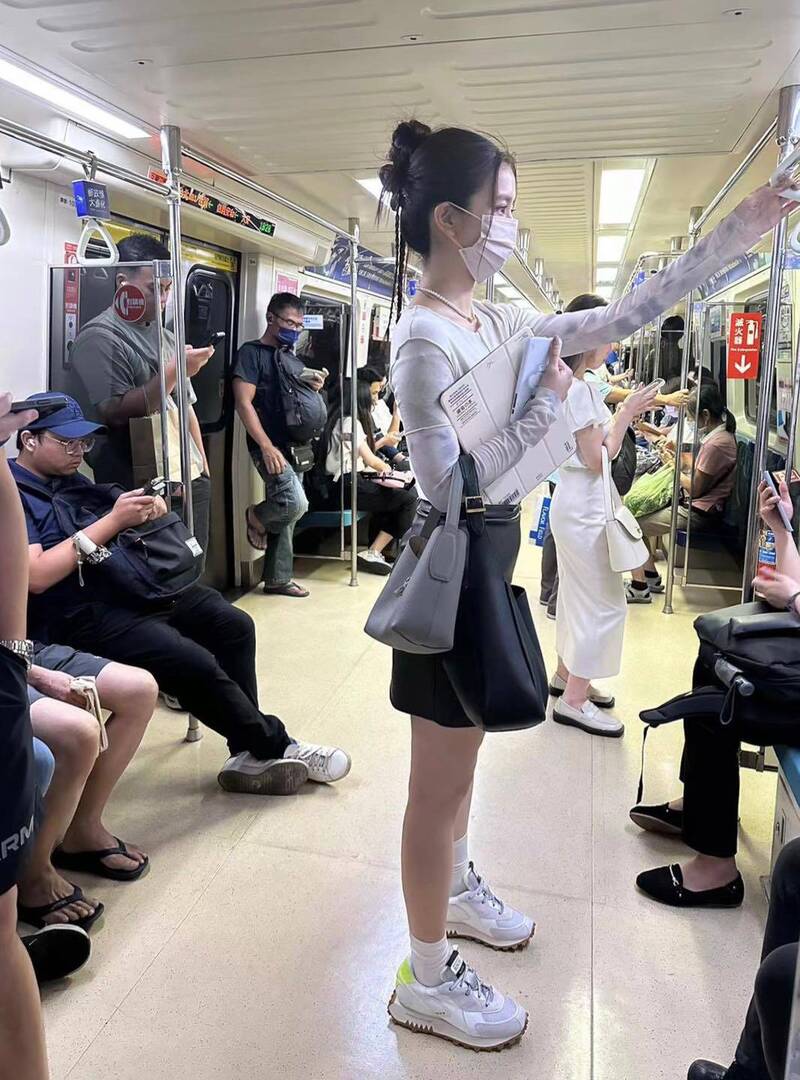 女神出沒北捷！捷運車廂內「大露纖細美腿」拉掛環搭車　乘客一看後悔喊「早知道就不滑手機」