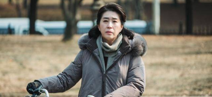 我把繼女視如己出！二婚老伴過世後「我立刻搬走」把房子留給繼女　隔天我卻收到「一封銀行簡訊」
