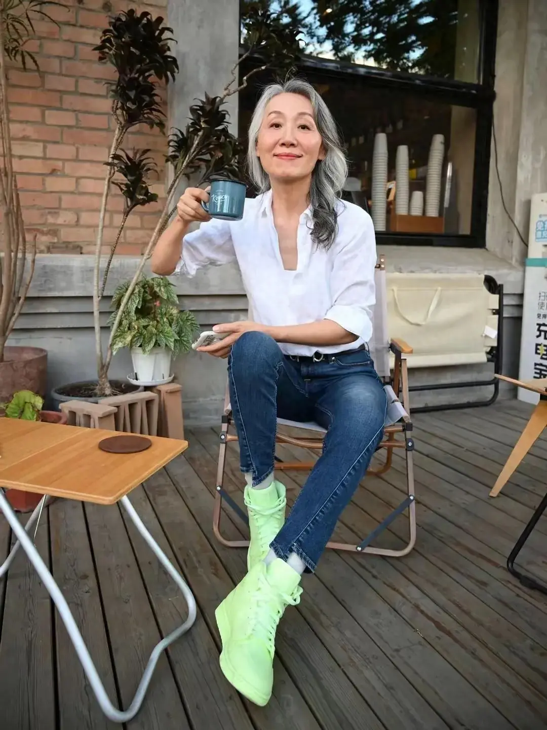 63歲「絕美路人奶奶」：人老心不老，白髮不染，心態好得讓人羨慕！