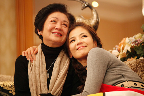 第一次回婆家過年！天使小姑「得知大嫂是獨生女」　「除夕神助攻一把」全家笑開懷圍爐