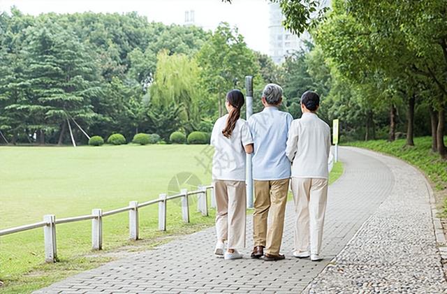 大哥是兄弟姐妹中最有錢的！我兒子結婚「大哥只包200」鄉親們冷嘲熱諷　他臨走前「把我拉了過去」