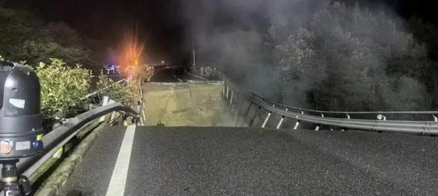 高速公路塌陷！驚傳「18輛車墜落受困」現場畫面流出　知情人曝「起火燃燒有哭聲」