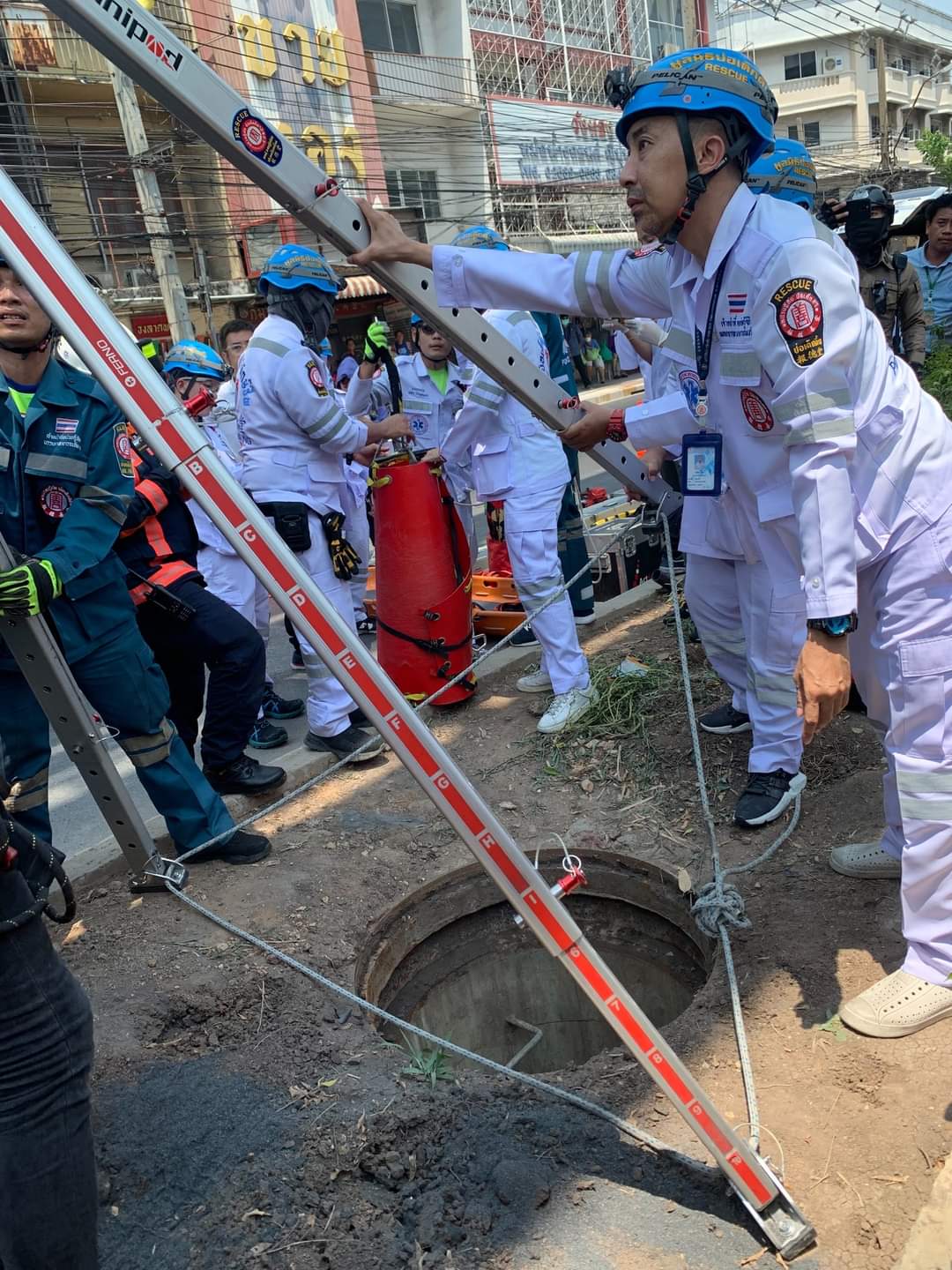 恐怖意外！男子過馬路「踩到人孔蓋」下秒應聲斷裂　當場「墜入20公尺深管道」不幸身亡