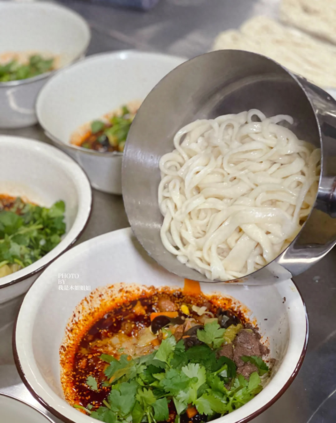 好心店家免費續麵「卻見家長帶2小孩」共吃一碗！氣憤問「要給加麵嗎」兩派網友吵翻